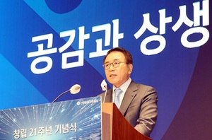 '용퇴' 조용병 신한금융 회장 "세대교체 필요할 때"