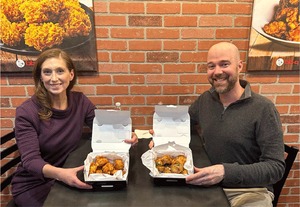 BBQ, 미국서 한국 관광객 도운 캄파냐 부부에 1년간 치킨 선물
