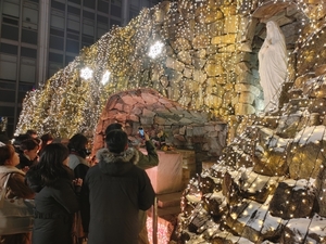 '성탄 축제' 명동성당에 몰린 인파